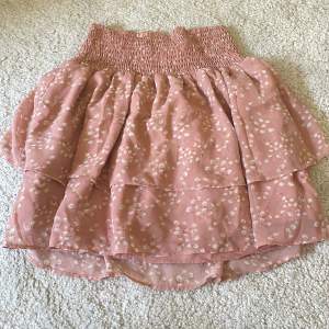 Säljer min jättegulliga rosa kjol med små blomblad på sig, den har ett fint skick och inga tecken på användning.
