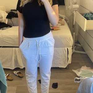 Linnebyxor  - Vita linnebyxor från veromoda köpta förra sommaren🩷 Säljer då de blivit förkorta för mig (165cm)🩷