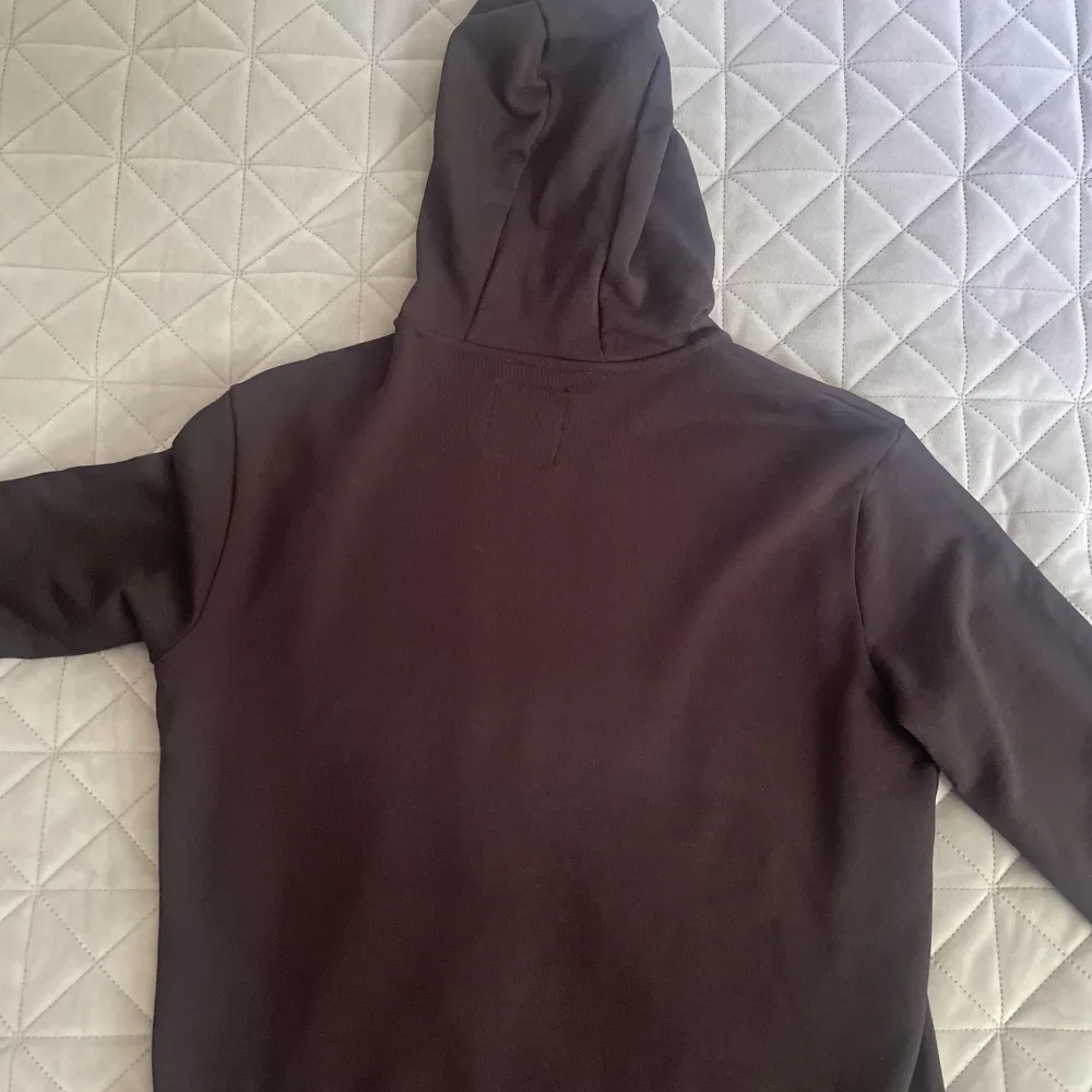 Säljer min Armani Exchange tröja pga storleken och går inte att använda längre.  Storlek M Pris: 500 kr  Frakt ingår men priset varieras beroende på vikten och distansen.. Hoodies.