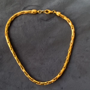 Guldfärgad kedja  - En vacker ormkedja i guldfärg 