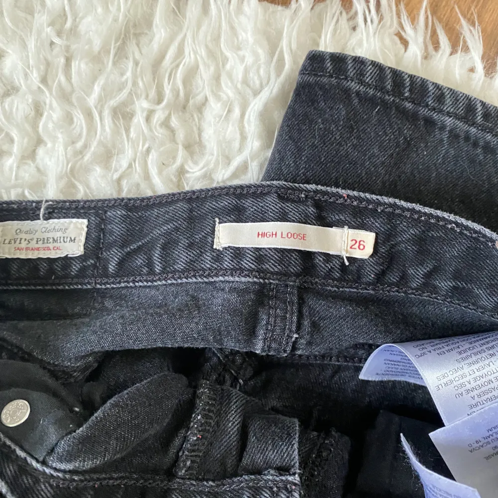 Hej jag säljer nu mina levi’s jeans för att dem inte kommer till användning då dem är för stora för mig, dem är i storlek 26💗. Jeans & Byxor.