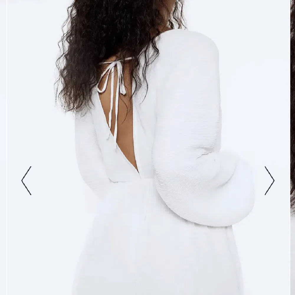 Supersnygg vit klänning med öppen rygg ifrån NAKD x Lojsan😍 har ändrat använt den två gånger och säljer eftersom den tyvärr inte kommit till användning, tveka inte med att höra av er vid eventuella frågor🙌🏼. Klänningar.