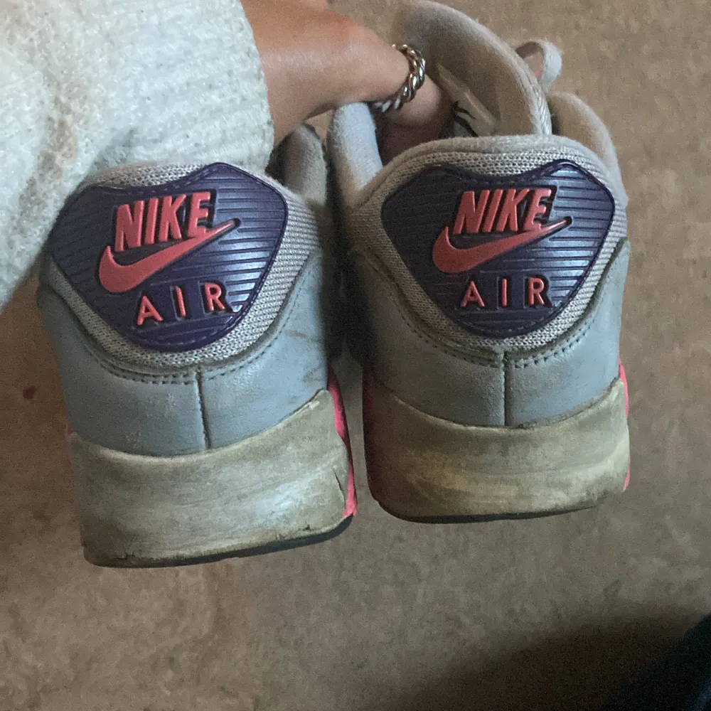 Säljer ett par Nike air Max skor i storlek 38. Pris kan diskuteras. Skor.