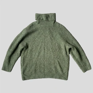 Stickad tröja - Mysig, underbar tröja som blivit mig lite kort i ärmarna!