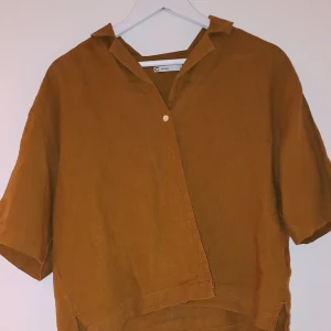 Brun skjorta  - Brun linne skjorta från Cubus i storlek M. Färgen syns bättre på andra bilden. Väldigt skön men kommer tyvärr inte till användning, hör av dig vid frågor😊