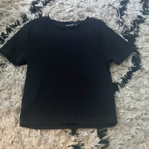 T-shirt - Vet ej vad jag köpt den (kan vara zalando). Säljer för att den aldrig kmr till någon användning🙌🏼