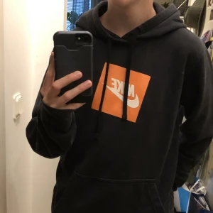 Vintage Nike hoddie - En snygg Vintage Nike hoddie i bra skick. Den har ett coolt tryck och passar storlek S! Skriv om ni har några frågor!  