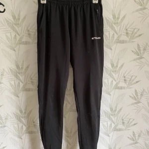 Träningsbyxor  - Ett par svarta träningsbyxor men dragkedjor nere vid fötterna. Inte använt mycket. Byxorna är köpta på Stanno.