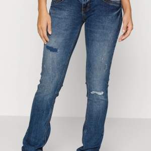 Jeans från LTB med slitningar på,har klippt slits då byxorna var för lång för mig som är 172 cm