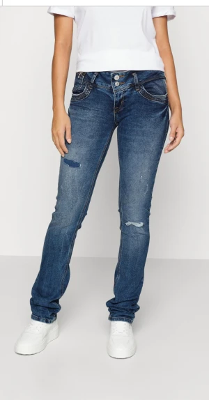 LTB jeans - Jeans från LTB med slitningar på,har klippt slits då byxorna var för lång för mig som är 172 cm