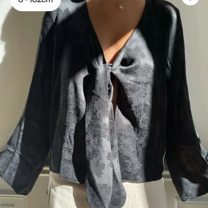 Blus från Djerf Avenue - Säljer min blus ifrån Djerf Aveneu i storlek XS. Endast använd två gånger🥰🤩. (Bilderna är lånade från hemsidan) 