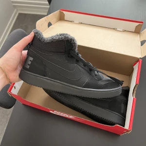 Nike sneakers  - Barn Strl 40, mer som en vuxen 39 Använda enstaka gånger 