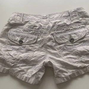 Shorts  - Väldigt lågmidjade shorts med fickor på rumpan