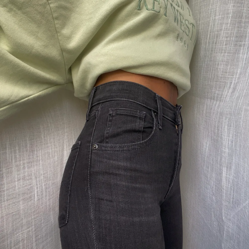 Ett par fina och sparsamt använda jeans från Levi’s. . Jeans & Byxor.