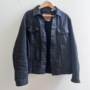 Waxad levis vintage fit jacka. - Proffesionellt waxad jacka. Nyare modell men som heter vintage fit. 2018.  Size m  Skicka pm om du är intresserad.