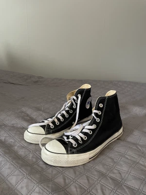 CONVERSE CHUCK TAYLOR - BRA SKICK - Säljer dessa converse som är assnygga. Storlek 44 och är sparsamt använda!