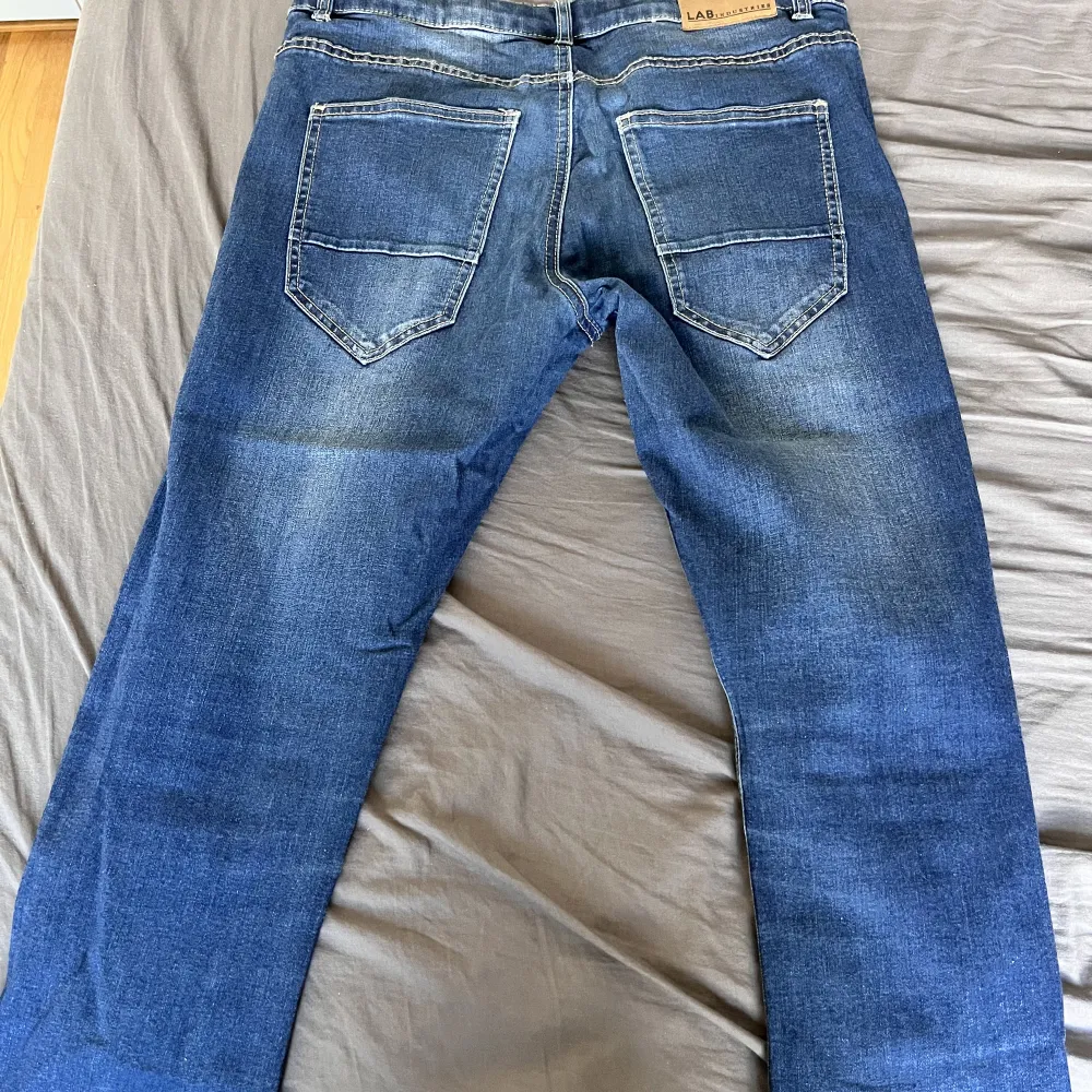 Helt oanvända jeans i storlek 170! Pris går att förhandla, köparen står för frakt.. Jeans & Byxor.