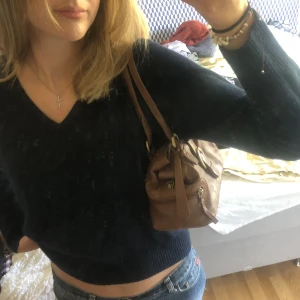 Super fin väska!! - Säljer denna fina väska som jag tror är i äkta skinn men den är köpt i andra hand så är jag inte helt säker😄Den är i jätte gott skick och är nstan helt oanvänd💖Bara kom privat om du har några frågor😊Köpt för ca 300kr 