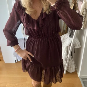 Vinröd klänning - Säljer denna så fina vinröda klänningen ifrån hm💕