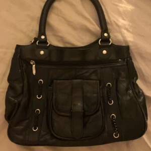 Väska - Säljer denna väska pga inte min stil.