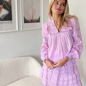 Neo Noir sett - Ett superfint lila neo noir sett med en blus och kjol. Köpt direkt från återförsäljare så därför inga lappar förutom märkeslappen. Nypris 1339kr. Endast använt en gång så i perfekt skick! 