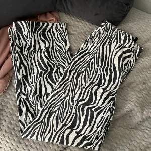 Snygga zebra byxor som inte kommer till användning längre. Fortfarande i fint skick. 