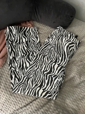 Zebra byxor - Snygga zebra byxor som inte kommer till användning längre. Fortfarande i fint skick. 