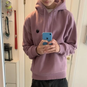 Stussy hoodie  - Säljer min stussy hoodie jag köpte på SNS i Stockholm, storlek M, knappt använd nyskick. 