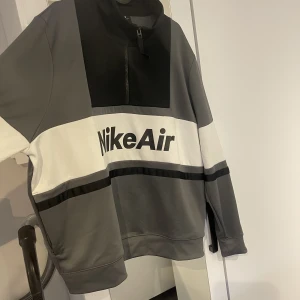 Nike tröja  - Nike tröja i storlek L knappt använd och väldigt fint skick 