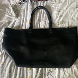 Mango väska - Super fin väska från mango, den är stor så har rum för mycket, säljer då den inte kommer till användning