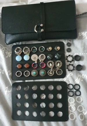 Tunnlar och pluggar mm - Säljer tunnlar och pluggar. 60-80kr par(beror på vilka) 800kr för allt (inte inkluderat väskan som kostar 100 kr). Silikon ringar, 45 kr för 10 stycken. Det finns 11 stycken par tunnlar och pluggar varav ett par Xchange tunnlar. Hör av för mer information