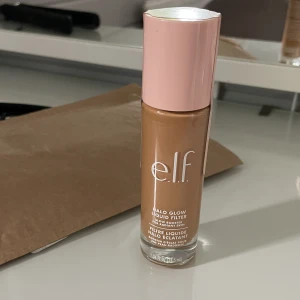 Elf halo glow - Elf halo glow, dupe på Charlotte tilbury flawles filter. Bara testad på handen och den ser lite mörk ut för mig. Säljer för att de blir svårt att returnera när jag beställt den från usa. (Slutsåld i Sverige)🌸
