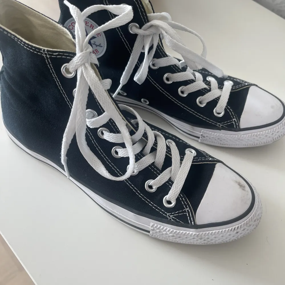 Säljer mina svarta converse skor höga storlek 40. Använda 3-4 gånger men har fått ett märke på höger fot, se på bild 2.. Skor.