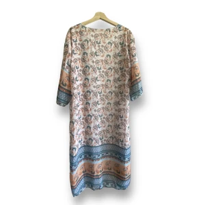 Kimono med mönster  -  Säljer den hära kimonon som är tunn skön och bekväm. Den är lång och kan tas på med mycket saker. 