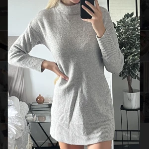 Stickad klänning grå - En grå stickad klänning. Den är lite kort för mig som är 179cm men för någon lite kortare är den perfekt 