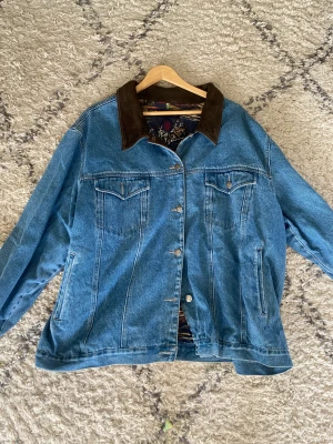 Jeansjacka  - Denim & Co. Jeansjacka i superbra kvalité och jättebra skick 