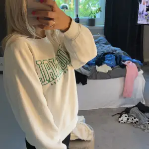 Jätte gullig sweatshirt som tyvärr inte används längre. Obs: har en fläck som ej går bort i tvätten, se bild 3🩷🩷