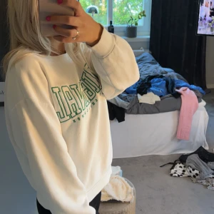 Sweatshirt  - Jätte gullig sweatshirt som tyvärr inte används längre. Obs: har en fläck som ej går bort i tvätten, se bild 3🩷🩷