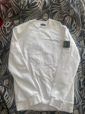 Stone island tröja  - Färg: vit, Obv  Skick: ändå en stark 9/10 Storlek: M   Säljer för skiten inte passar mig   PRIS KAN DISKUTERAS  (Om du frågar snällt)