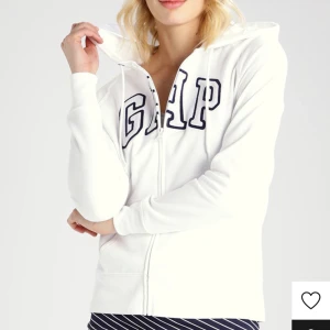 Gap hoodie  - Säljer denna vita gap hoodien som är i super bra skick, använd 4 gånger, helt perfekt vit och inga fläckar. Priset kan alltid diskuteras 