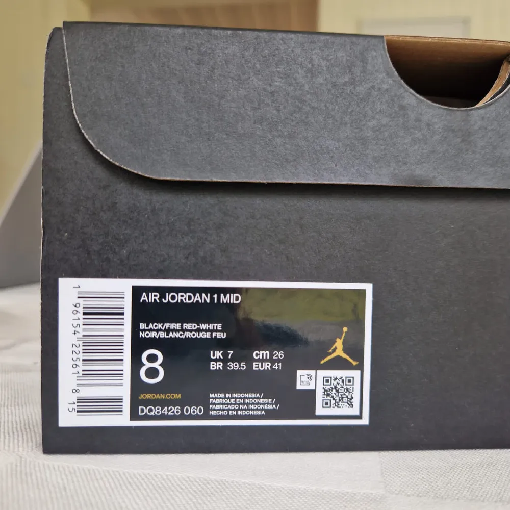 Säljer mina Air Jordan 1s pga fel storlek. Helt nya, endast testade. 10/10 skick. Nypris 1499 Säljer för 950 Priset är förhandlingsbart!. Skor.