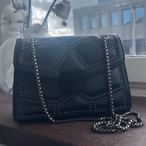 Fin väska med detaljer  - Ser ut som ny nästan👛man kan ha den på många olika sätt då man kan reglera bandet 