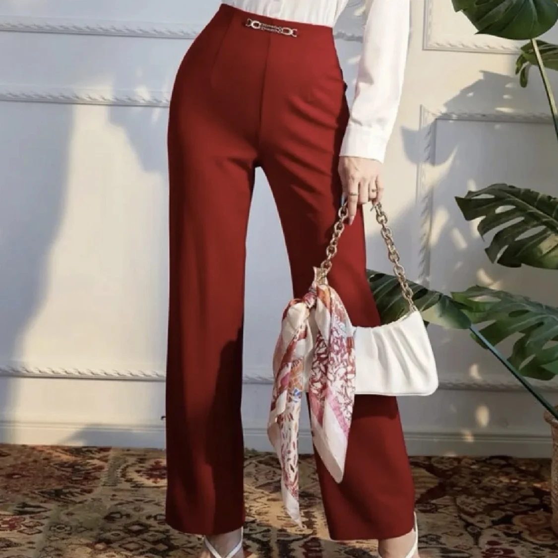 Röda kostymbyxor