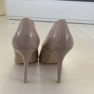 Klackskor  - Säljer de här super snygga klackskorna från Nelly. Säljer de jag råka betsälla fel storlek. Aldrig använda💓 pris kan diskuteras 