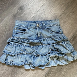 Jeans kjol - Storlek Xs. Gammalt plagg säljs inte längre. Från 2003 Ordinarie pris 300 säljer för 200. 