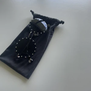 Solglasögon från Valentino - En par skitsnygga runda solglasögon från valentino. Köpta på NK i Göteborg. Äkthetsbevis och kartong ingår. Osäker på storlek, men den är rätt så små. Pågrund av tidigare bluffar postar jag dessvärre inte märkeskläder- eller smycken. Möts endast upp