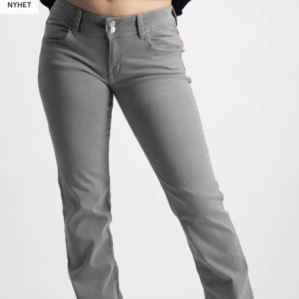 Säljer Gina Youngs Low waist botcut jeans då de inte kommer till användning. De har använda en gång och är som nya. Det var många intresserade så lägger jeansen på bud! Jag är 160 o har 32 i jeans och de här jeansen är i storlek 158. Skit snygga. Jeans & Byxor.