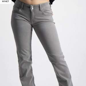 Säljer Gina Youngs Low waist botcut jeans då de inte kommer till användning. De har använda en gång och är som nya. Det var många intresserade så lägger jeansen på bud! Jag är 160 o har 32 i jeans och de här jeansen är i storlek 158. Skit snygga