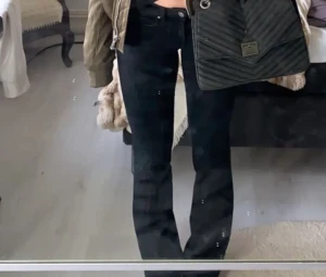 Vila/only jeans  - Säljer mina fina only/vila jeans som e lågmidjade och fint skick. Dem är strl 34 men passar mig som vanligtvis har 36. Kontakta mig om ni har några frågor 🌸 ❌lånade bilder hör av dig om de är dina bilder o jag ska ta bort dem❌