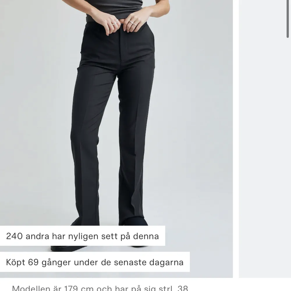 Kostymbyxor från bikbok i modellen Vilma🤍 Knappt använda, endast fåtal gånger! Säljes då de är för små på mig🥲 Nypris 499kr. Jeans & Byxor.